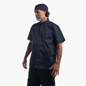 Camisa de chef azul marino para hombre con cuello tipo mao y botones frontales.