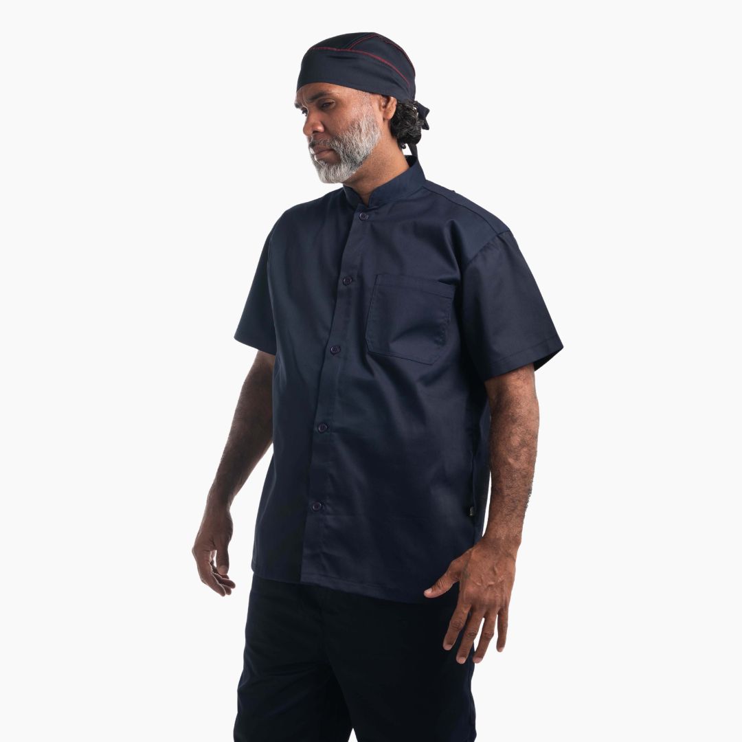 Camisa de chef azul marino para hombre con cuello tipo mao y botones frontales.