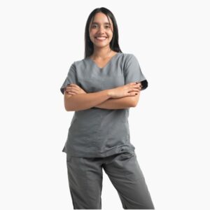 Uniforme médico gris para mujer con cuello en V y pantalón con bolsillos laterales.