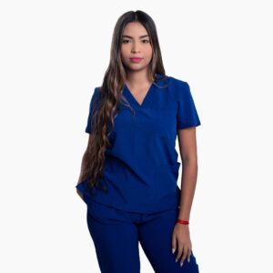 Uniforme médico azul rey para dama con cuello en V y pantalón jogger ajustable.