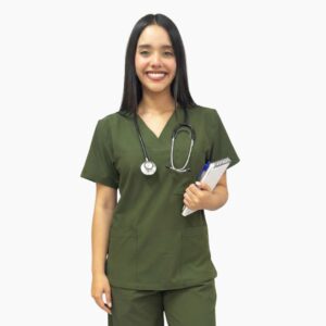Doctora sonriente luciendo uniforme médico verde militar con estetoscopio y libreta en mano.
