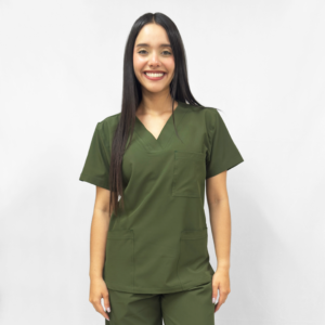 Uniforme médico verde militar para mujer con filipina de cuello en V y pantalón de corte ancho.