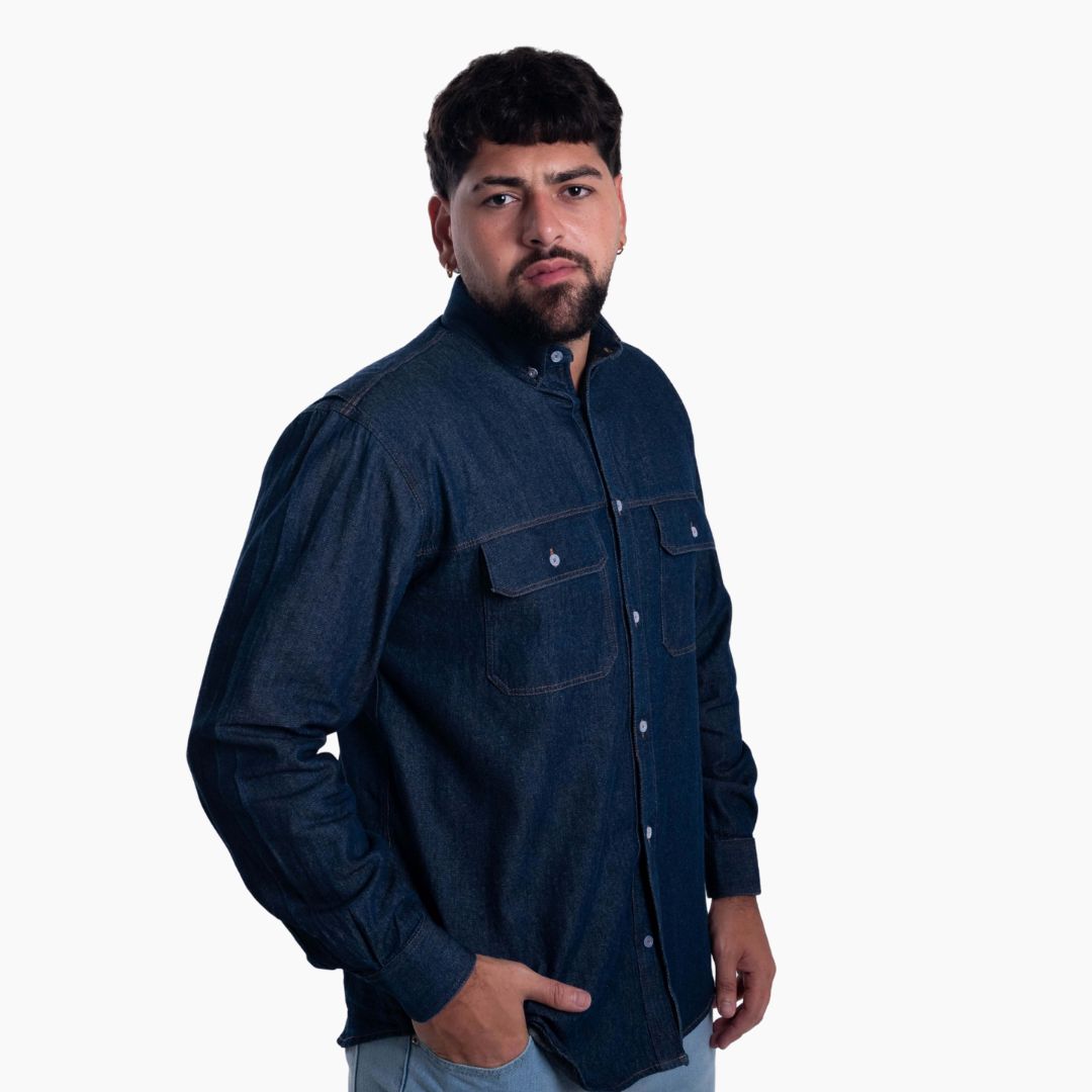Camisa denim hombre manga larga con dos bolsillos en el pecho y botones frontales.